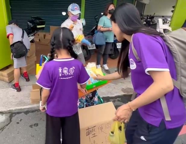 大甲媽扶轎男開腿「信徒鑽胯下」　挨轟不敬！當事聯誼會聲明道歉