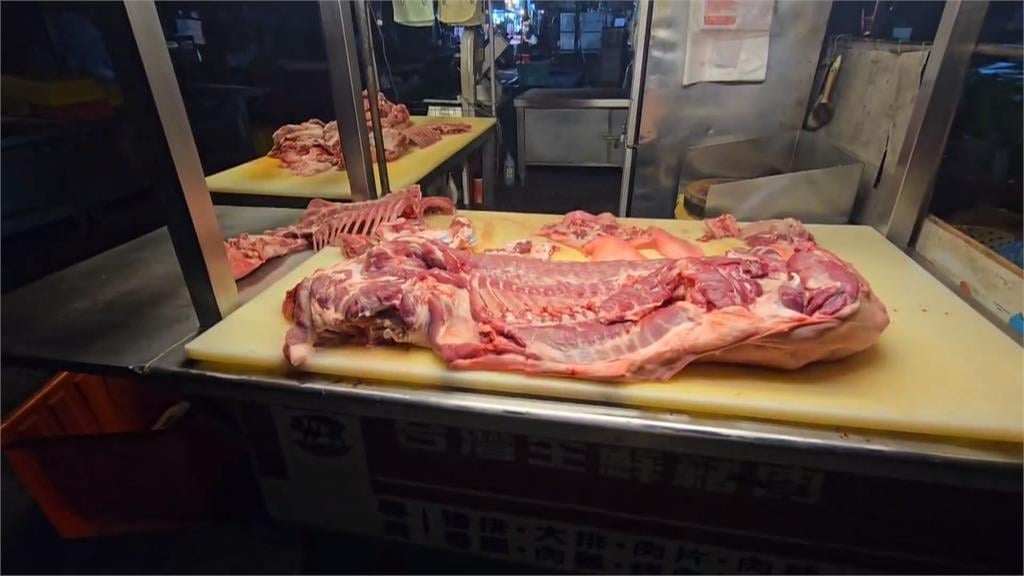 高雄市場爆老鼠爬豬肉攤大口啃肉　業者澄清：上工有時間差