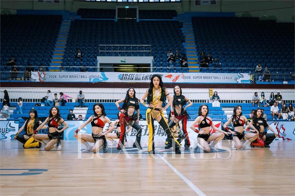 美式啦啦隊應援猛露S級身材遭批「不得體」！官方曬截圖反擊：已遞交給律師