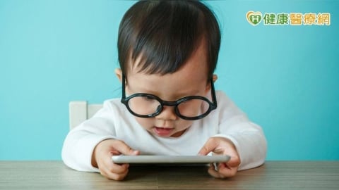 2歲童「睡前滑平板」竟釀語言遲緩&nbsp;　醫揭短影音危機：削弱專注力與睡眠品質