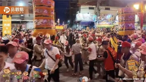 驚！阿伯持10公尺鞭炮闖入大甲媽轎路 警方火速攔阻