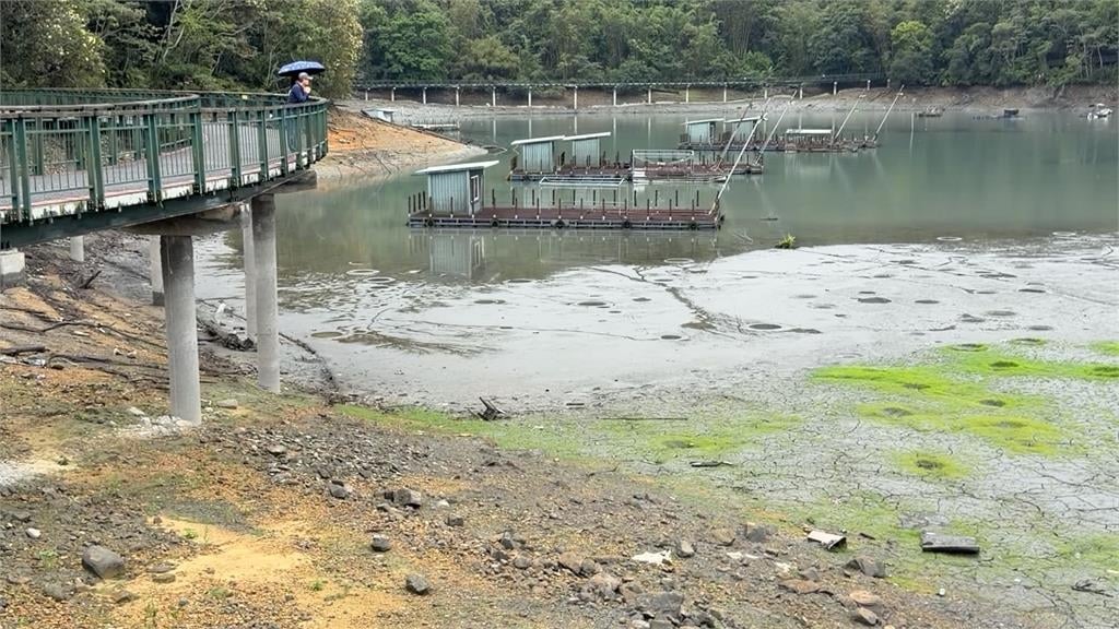日月潭乾旱沙洲現「隕石坑」？　釣魚達人：淡水魚為產卵挖坑洞