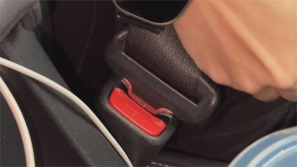 獨／「幫我繫一下安全帶」誤會　外國女乘客伸手幫司機繫鬧笑話