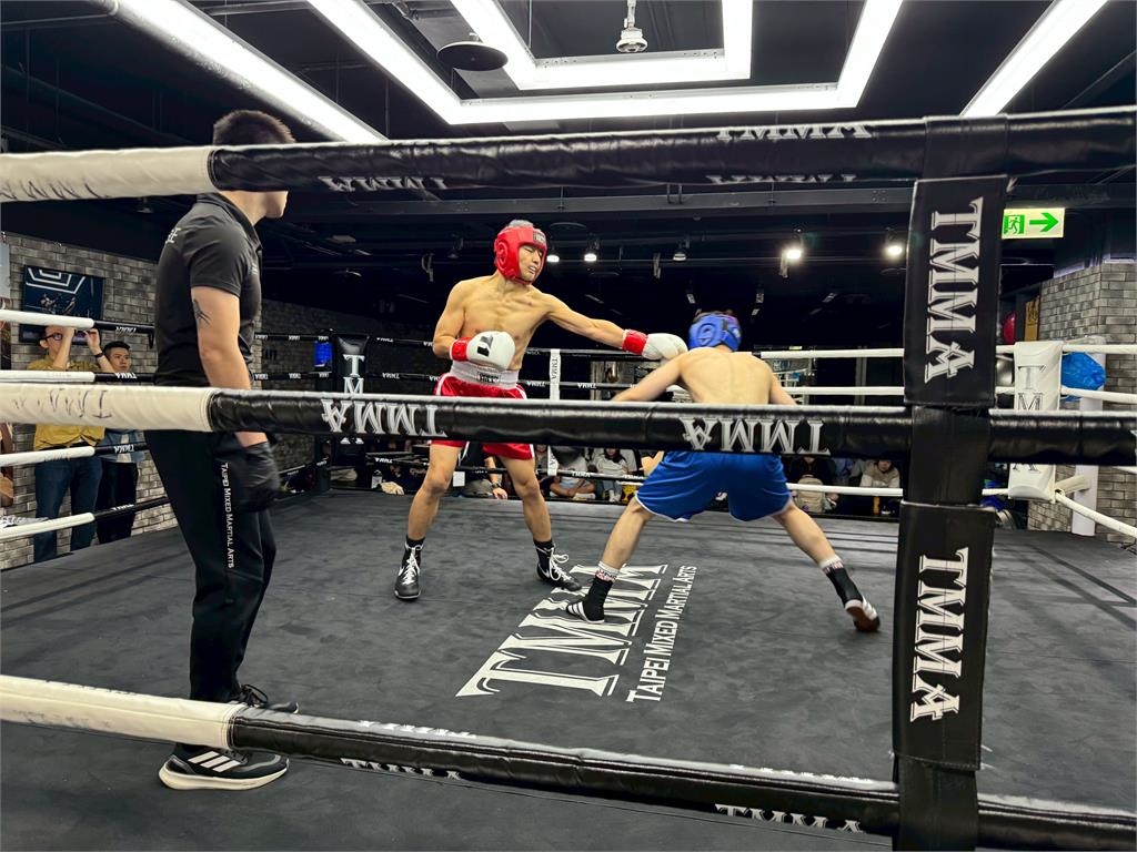 格鬥(影)／從百億企業統帥到擂台鬥士！50歲陳德仁跨級對決26歲全面引爆格鬥魂