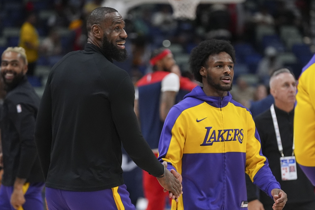 NBA(影)／「詹皇」父子檔聯手秀空中接力轟炸火箭！網友嗨喊：這真的太瘋狂