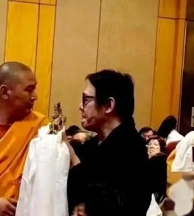 才爆換心回春…李連杰健康亮紅燈？穿全黑現身法會「臉超垮、神情憔悴」全被拍