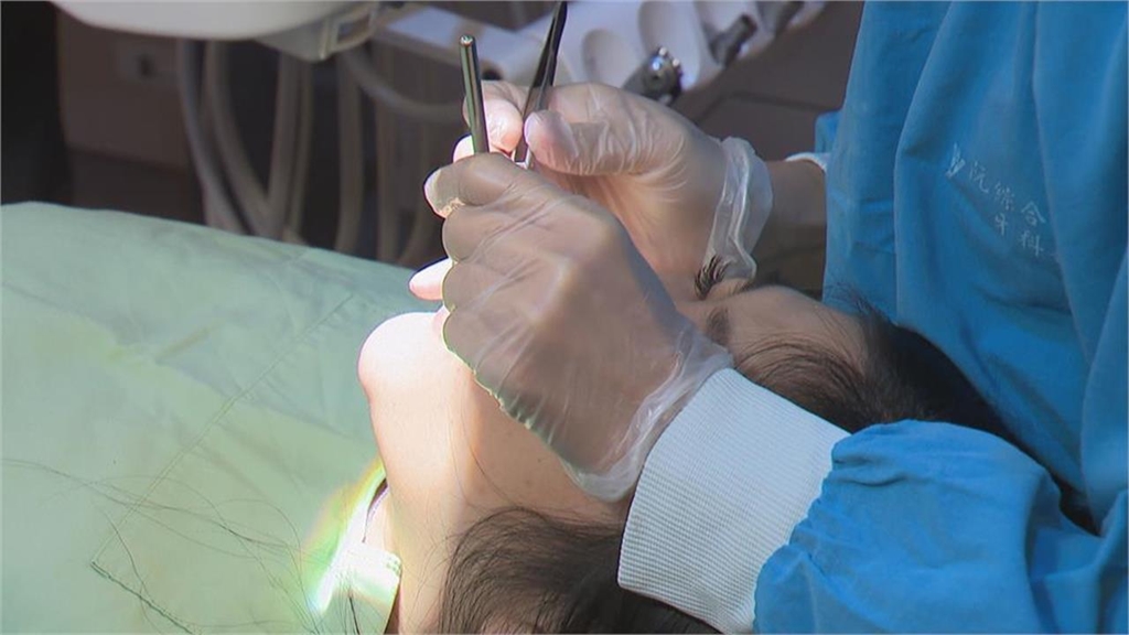 早晚都刷牙喉嚨卻卡「超臭白色顆粒」？醫授「4招」根治千萬別亂摳！