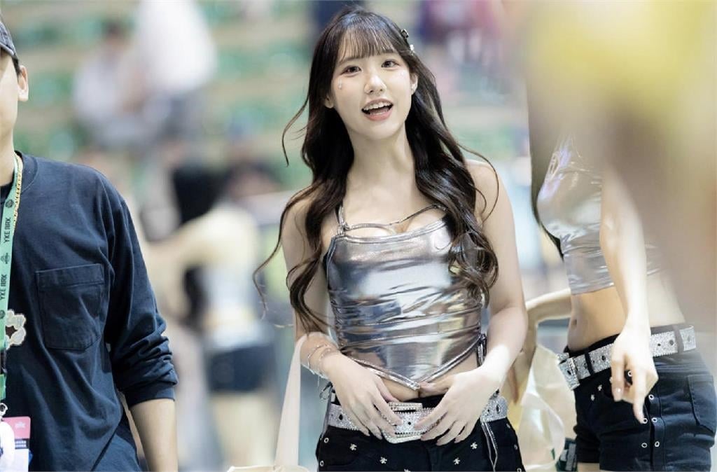 啦啦隊／嘻哈時代「洋基女孩」酷辣登場！朴淡備銀色戰袍露腰、李素敏首跳主場SOLO