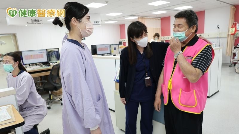 從喪女之痛到助人之路　退休父在急診室以志工重生