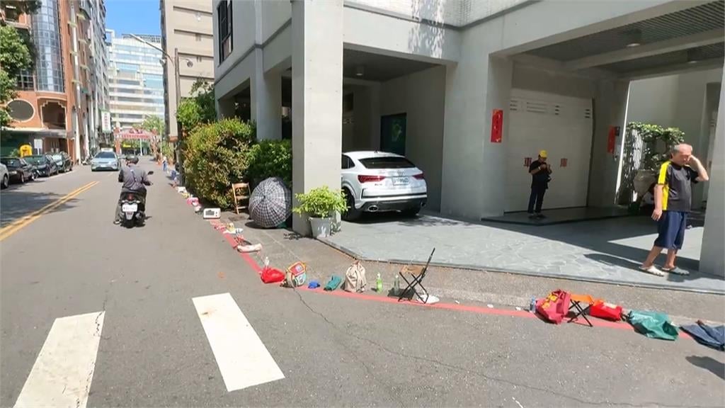 奇觀！高雄修道院發便當　長輩路邊放筷子、樹葉卡位