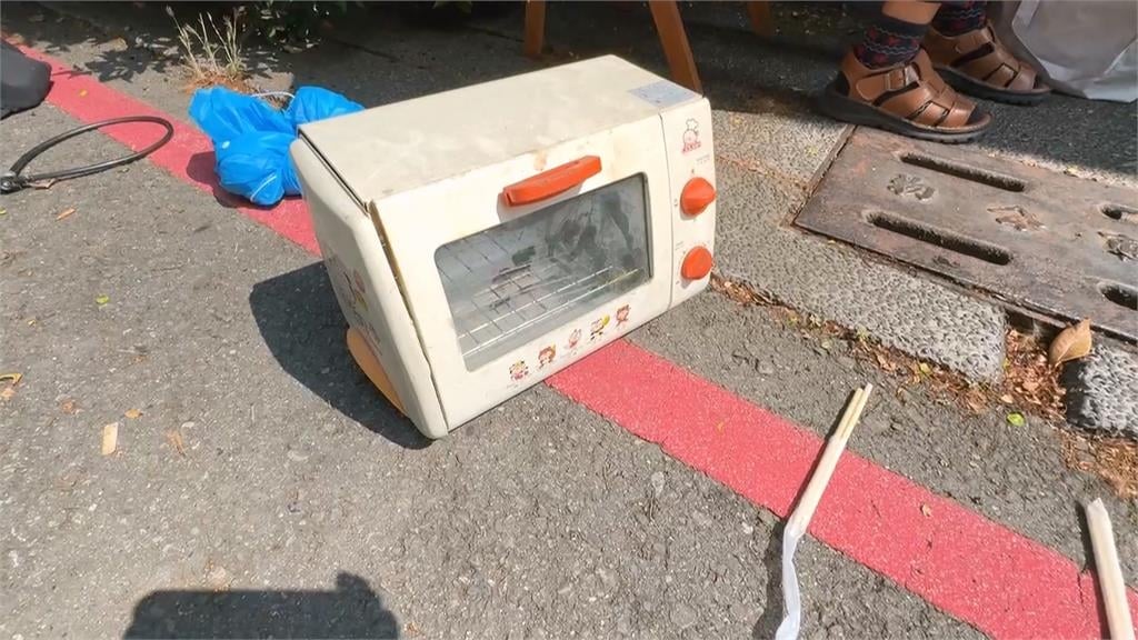 奇觀！高雄修道院發便當　長輩路邊放筷子、樹葉卡位