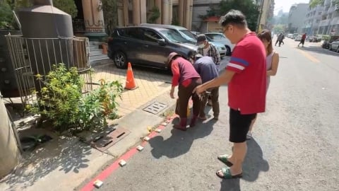 奇觀！高雄修道院發便當　長輩路邊放筷子、樹葉卡位