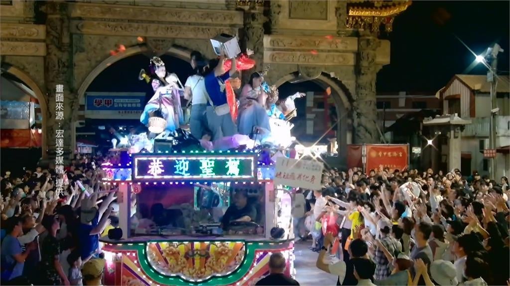 學甲"上白礁"萬人朝聖! 結緣品赫見"電扇.音響"信眾瘋搶