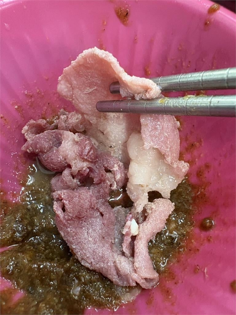 科技與狠活？　豬肉片久煮仍粉嫩　　　網友嚇到PO網　攤商：冷凍肉