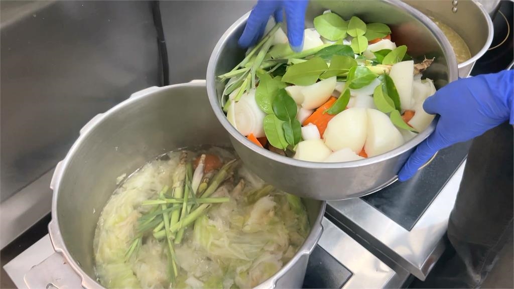 高雄里長帶路吃好料! 泰式火鍋"鮮蔬熬煮"酸甜解膩
