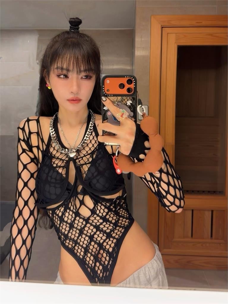 謝金燕「全透視戰袍」不輸王俐人？暗黑V字「直逼神秘三角洲」震撼網