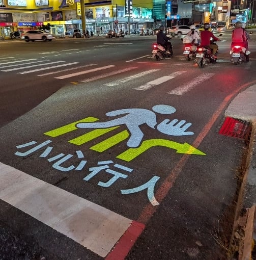 台南路口斑馬線亮起「紅色結界」！真實用途曝光…網笑喊：過奈何橋嗎