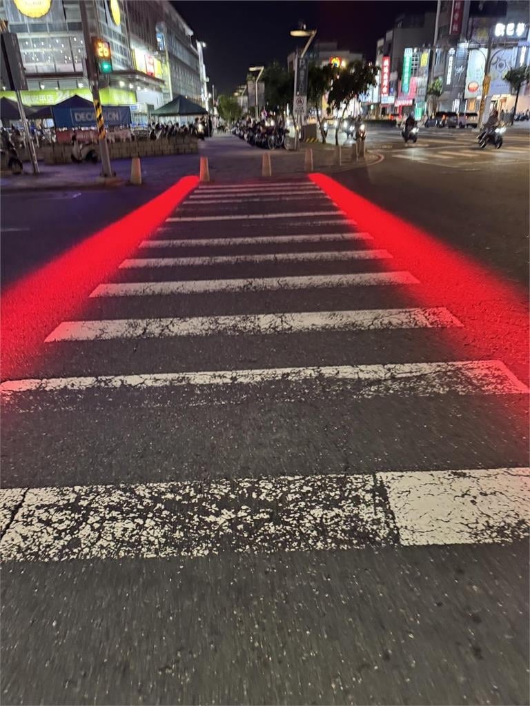 台南路口斑馬線亮起「紅色結界」！真實用途曝光…網笑喊：過奈何橋嗎
