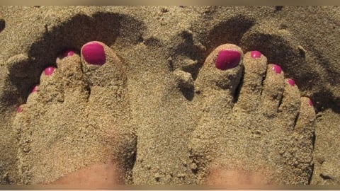 穿襪睡覺出事！女子腳指甲變「千層糕」　層層剝離嚇壞