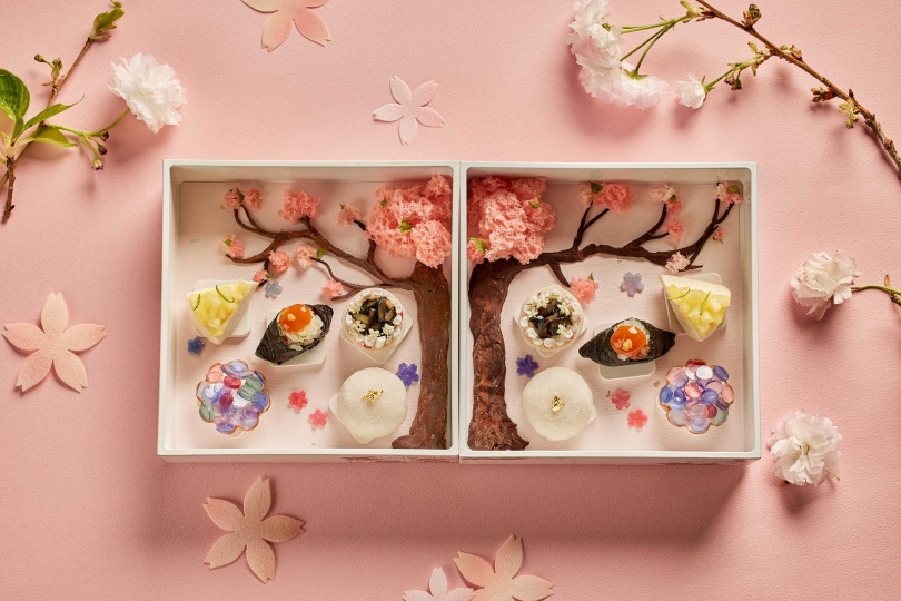 「花見物語」春夏重箱下午茶以頂級法芙娜巧克力手工打造的「巧克力櫻花樹」，彷彿置身櫻花樹下，感受花瓣輕落的愜意片刻。（圖／The Ukai Taipei提供）