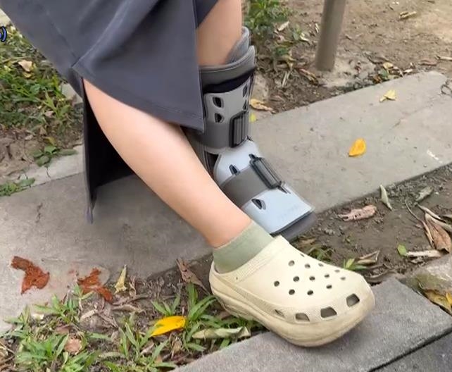 公園停車場藏陷阱！女騎士撞上「水泥墩」　腳部骨裂、韌帶斷裂