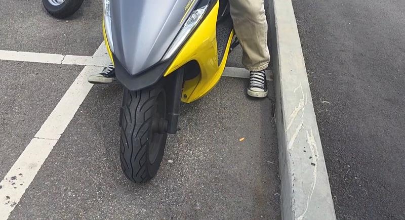 公園停車場藏陷阱！女騎士撞上「水泥墩」　腳部骨裂、韌帶斷裂