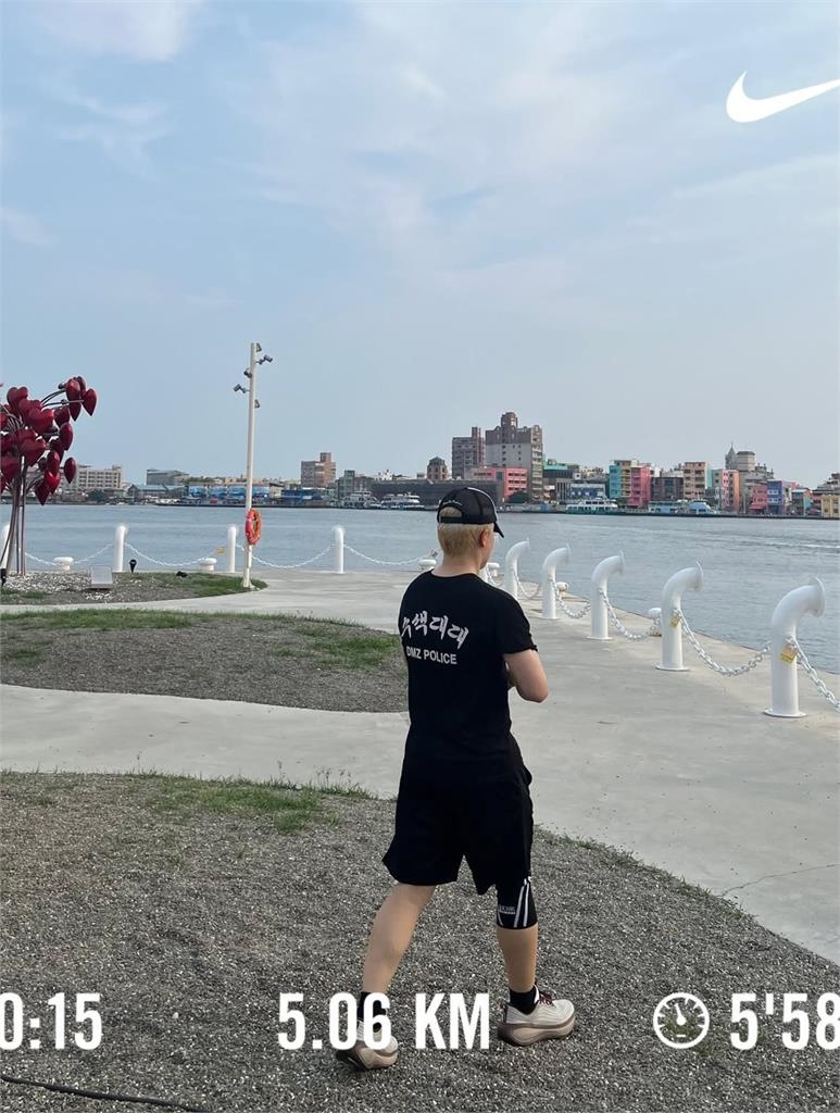 韓星金玟奎同成員晨跑5km 高雄渡船頭打卡拍照