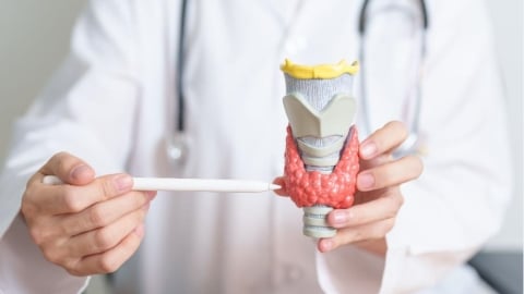 心悸、暴瘦不只是壓力大！ 「甲狀腺亢進」9大警訊：拖太久恐心律不整