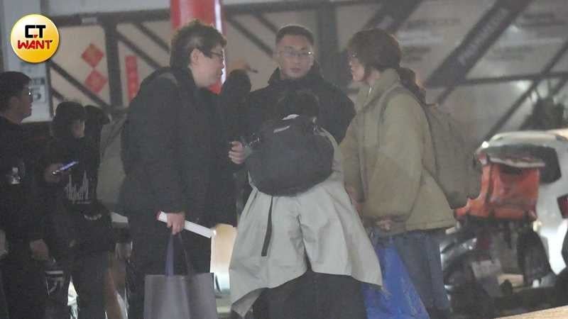 演出結束後小球與粉絲們聊天。（圖／本刊攝影組）