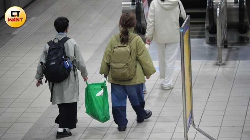 與工作人員道別後，小球與一名短髮友人共提袋子離開。（圖／本刊攝影組）