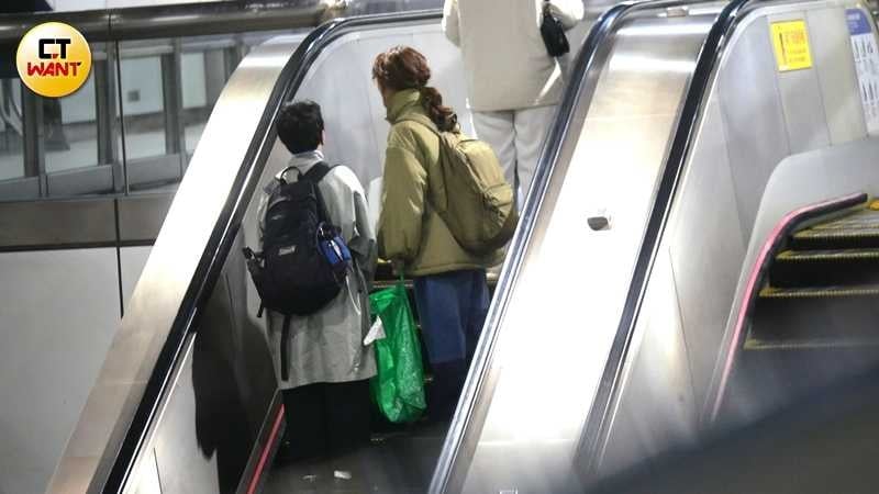 在捷運站兩人依舊一起提著袋子。（圖／本刊攝影組）