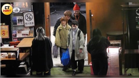 娛樂報報／小球莊鵑瑛演出粉絲力挺　回家路與友人共提袋子