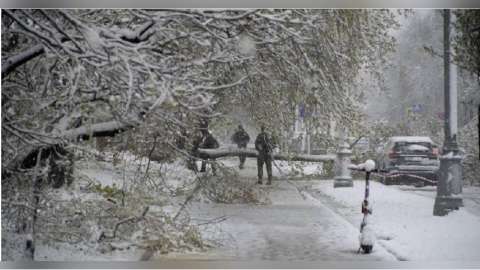 莫斯科罕見4月暴風雪肆虐　50村莊停電！交通癱瘓連機場也停飛