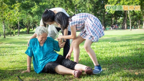 80歲婦跌一跤「二度骨折」!醫警告:2因素讓跌倒風險暴增