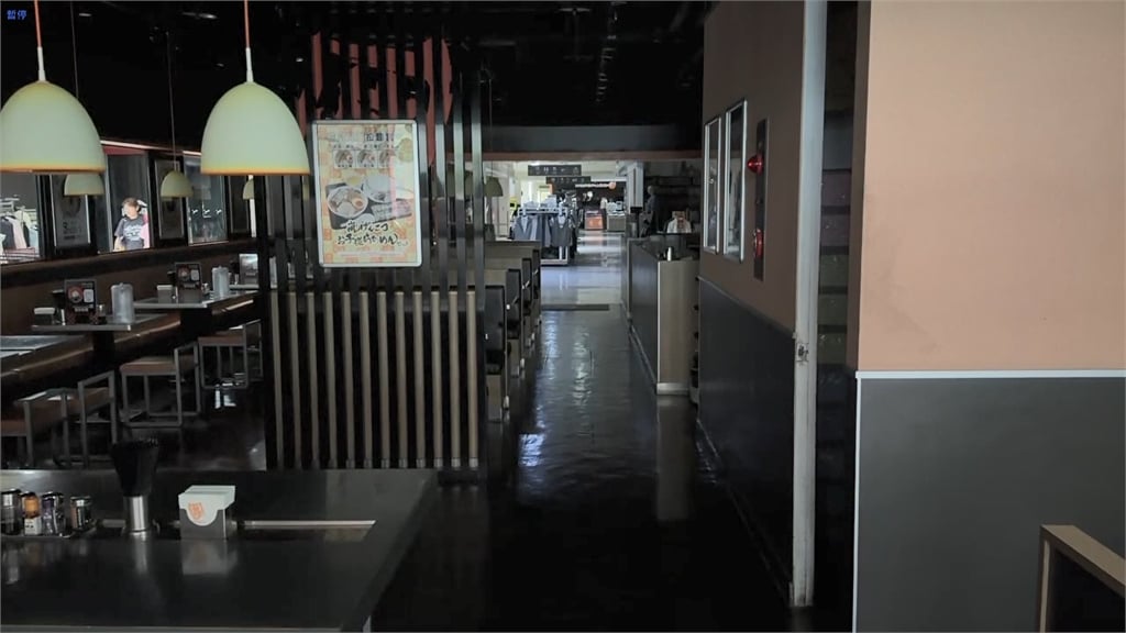 最新／台中又停電！家樂福文心店漆黑一片　民眾摸黑用餐畫面曝