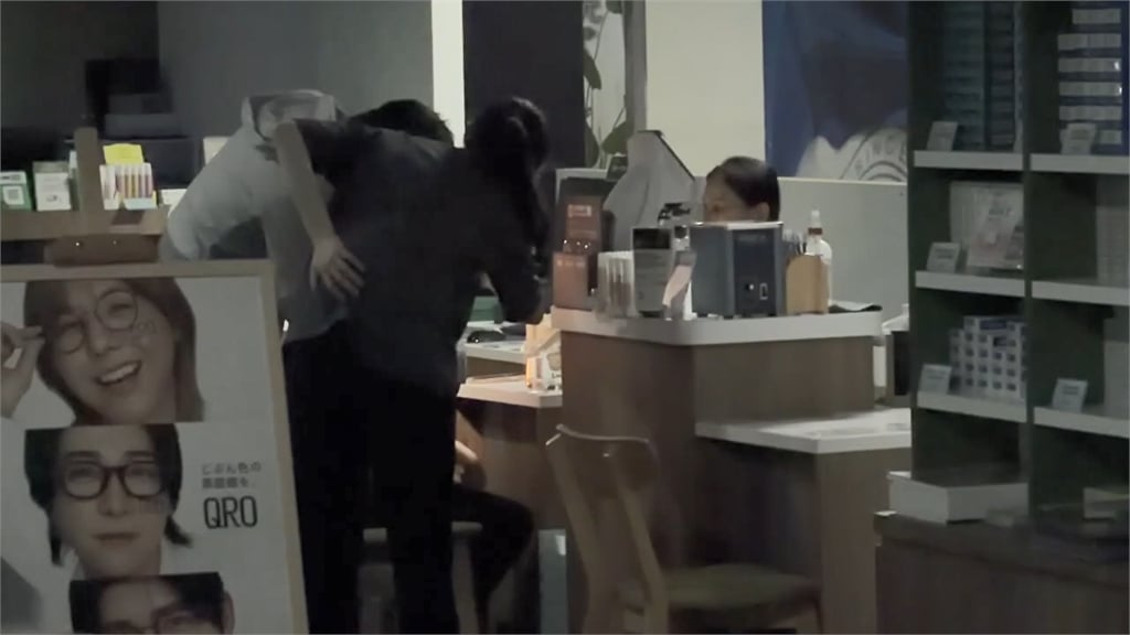 最新／台中又停電！家樂福文心店漆黑一片　民眾摸黑用餐畫面曝