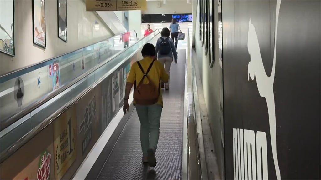 最新／台中又停電！家樂福文心店漆黑一片　民眾摸黑用餐畫面曝