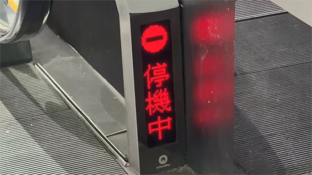 最新／台中又停電！家樂福文心店漆黑一片　民眾摸黑用餐畫面曝