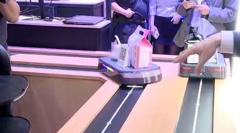 AI救缺工！點餐機身兼點餐、結帳　智慧送餐更省力留人才