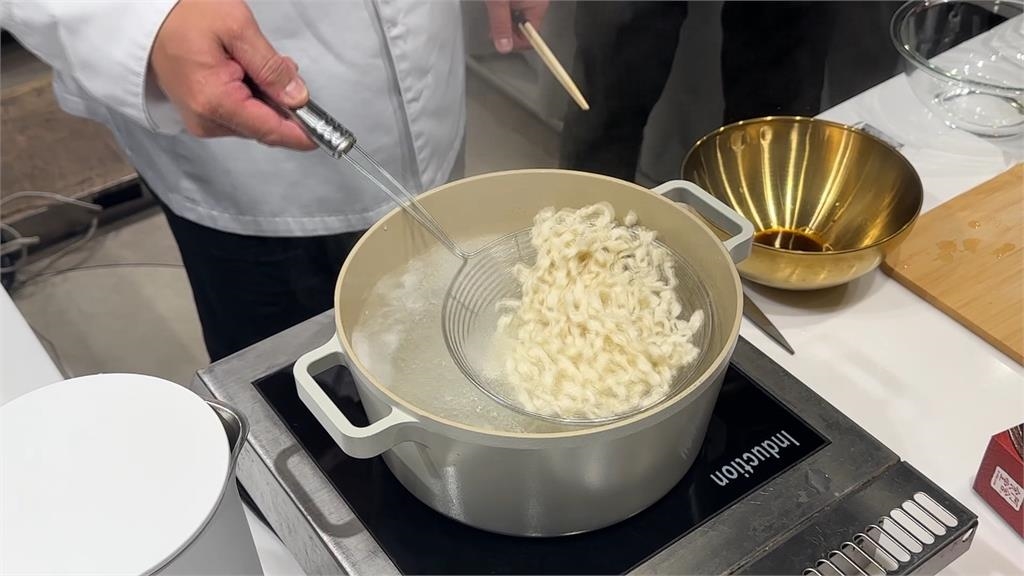 黑白大廚「賤兔主廚」來了！金度潤推「獨創快煮乾麵」