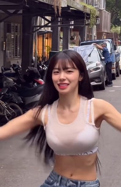 李多慧街頭只穿bra辣舞「慘遭後方阿北無視」！他緊盯愛車「0反應」被讚：清流系