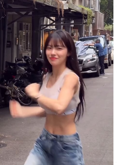 李多慧街頭只穿bra辣舞「慘遭後方阿北無視」！他緊盯愛車「0反應」被讚：清流系