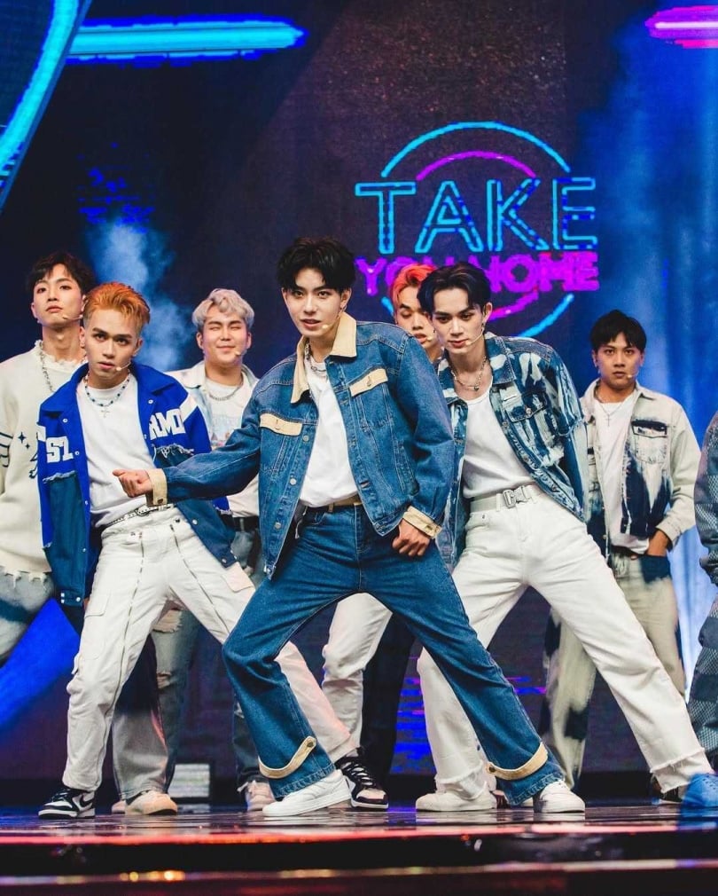 在《原子少年》中較為低調的朋憲，首次以完整妝造登台演出引發話題。（圖／翻攝自朋憲IG）