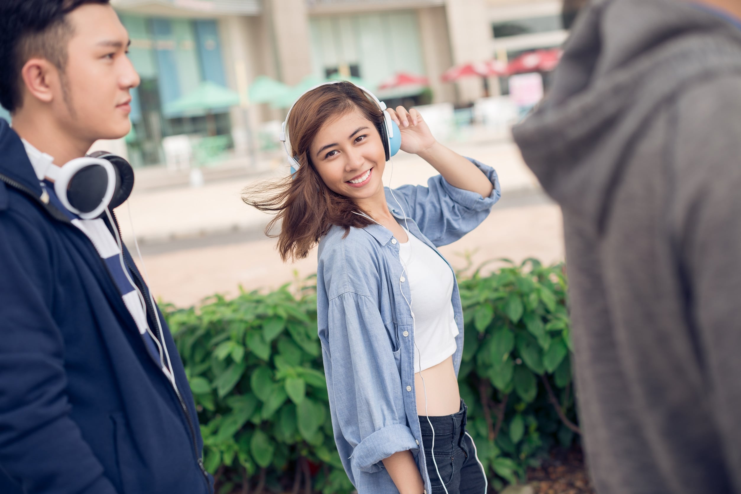 下班後提早一站下車，邊聽音樂邊在陌生小巷中隨意亂逛也是很好的獨處時刻。圖/123RF圖庫