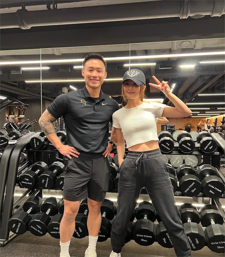 阿Sa蔡卓妍「閃婚小10歲健身教練」　甜曬喜訊：恭喜我嫁你，恭喜你娶我
