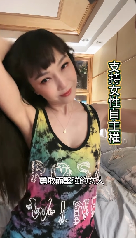 60歲「美魔女」胡文英又洩火辣身材！她握「1物」拍片致敬王俐人：活得坦蕩