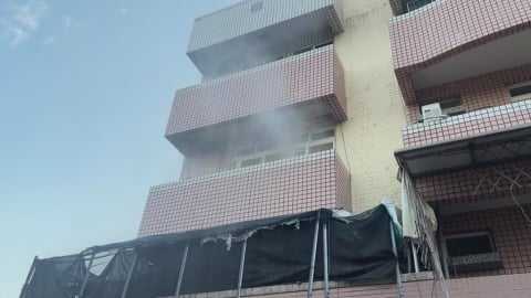 高雄民宅火警！二樓陽台飼養逾４０隻狗　動保處派員稽查