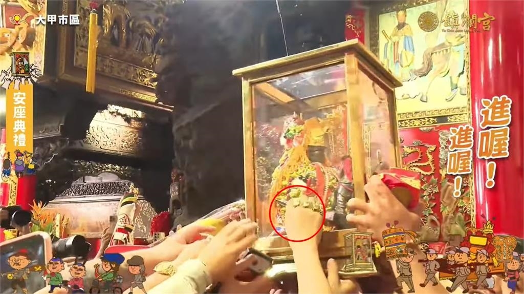 大甲媽安座…一堆信徒拿「信用卡、手機」刮神像！專家示警：會運勢不好