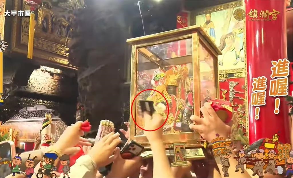 大甲媽安座…一堆信徒拿「信用卡、手機」刮神像！專家示警：會運勢不好