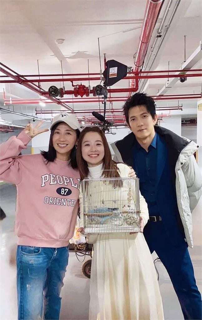 民視《豆腐媽媽》最強星二代登場！潘奕如愛鳥「樂樂」萌翻劇組　